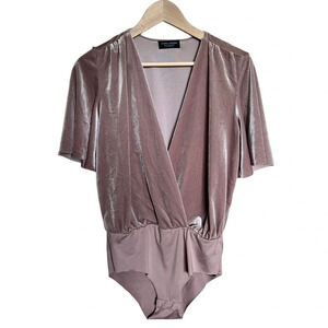 Zara • Champagne Ivory Crushed Velvet Plunging V-Neck
Short Sleeve Bodysuit